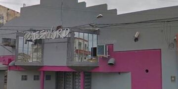 El boliche en el cual ingresó la madre de la niña a la cual dejó durmiendo en el auto (Crónicas sp)