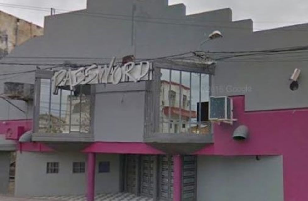 Dejó a su hija durmiendo en un auto y entró a un boliche