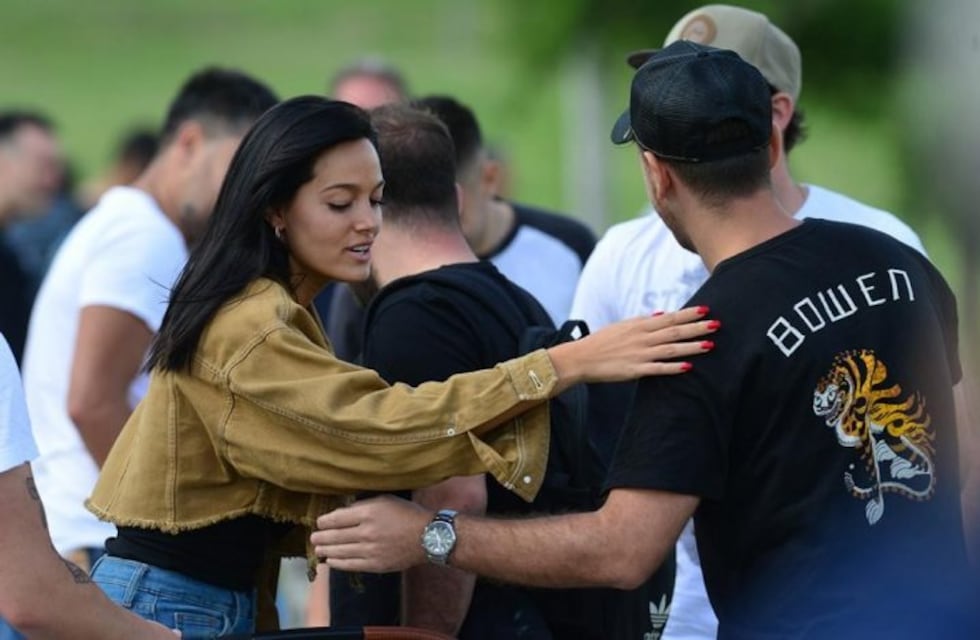 Oriana Sabatini acompañó a Dybala en el entrenamiento de la Selección en Salsipuedes