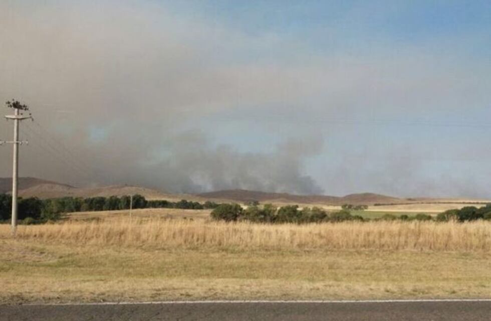 Un centenar de bomberos buscan extinguir un incendio en Sierra de la Ventana
