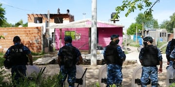 La Policía Bonaerense desaloja un predio ocupado por más de 60 familias en la localidad bonaerense de Escobar\u002E (Clarín)