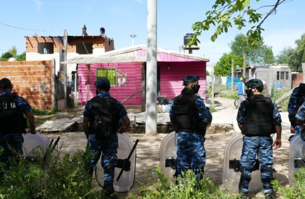 La Policía Bonaerense desalojó un predio ocupado por más de 60 familias en Escobar