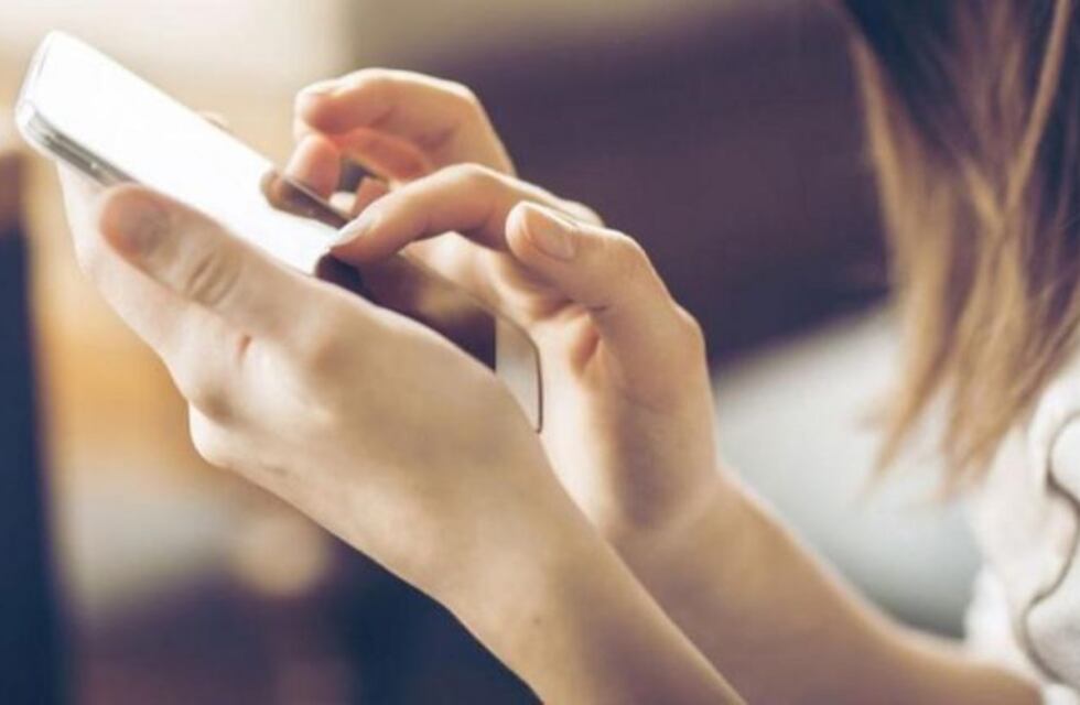 Secuestran el celular a un docente por acosar a una menor en Facebook