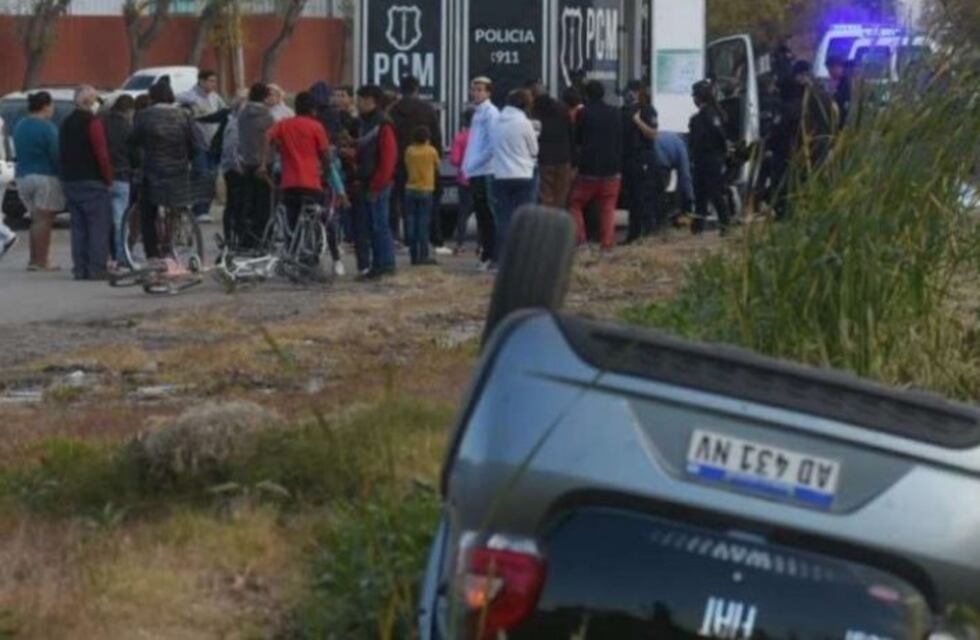 Un hombre fue atropellado y murió en el Acceso Sur, el automóvil volcó