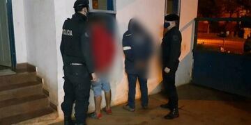 Los jóvenes tiraron las cervezas y las mochilas y huyeron\u002E