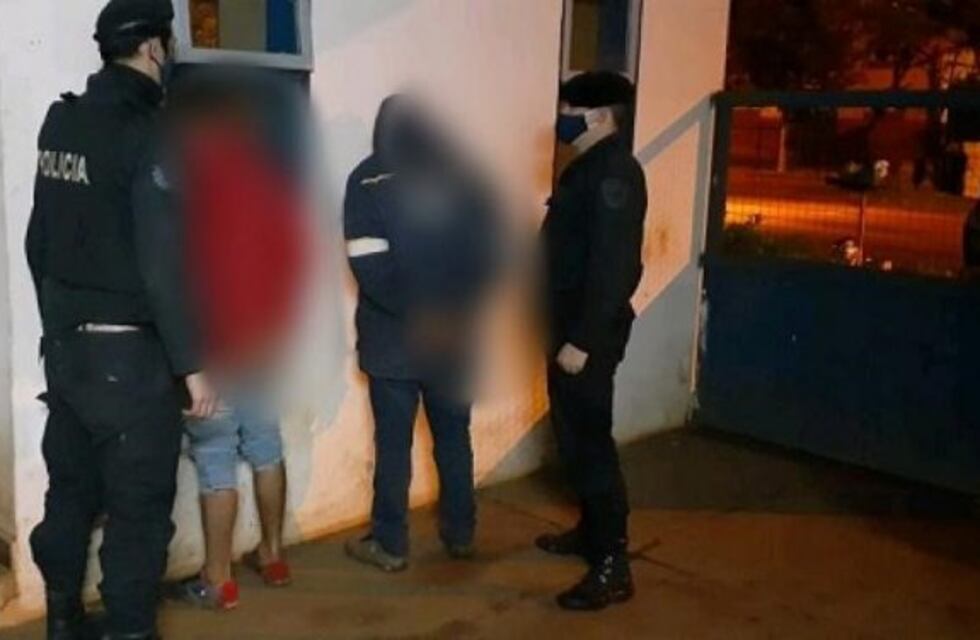 Capturan a dos jóvenes que llevaban una tenaza y dos packs de cerveza
