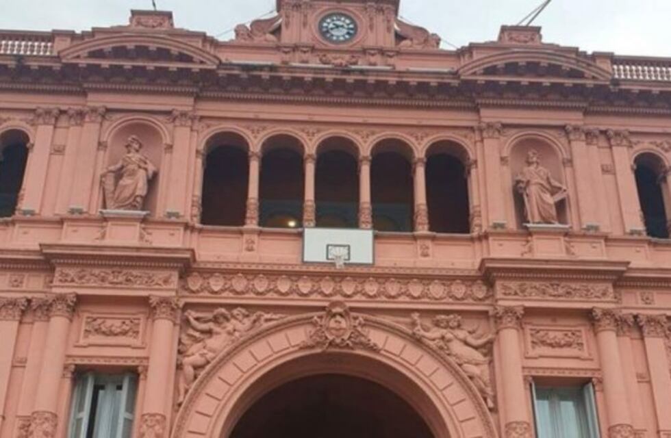 La Casa Rosada amaneció decorada con un aro de básquet en homenaje a la Selección Argentina