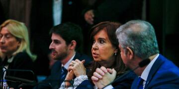 AME4643\u002E BUENOS AIRES (ARGENTINA), 21/05/2019\u002E- La expresidenta argentina y actual senadora Cristina Fernández (c) asiste este martes a los tribunales federales de Buenos Aires (Argentina), para el comienzo del primer juicio en su contra por supuesta corrupción\u002E EFE/Juan Ignacio Roncoroni