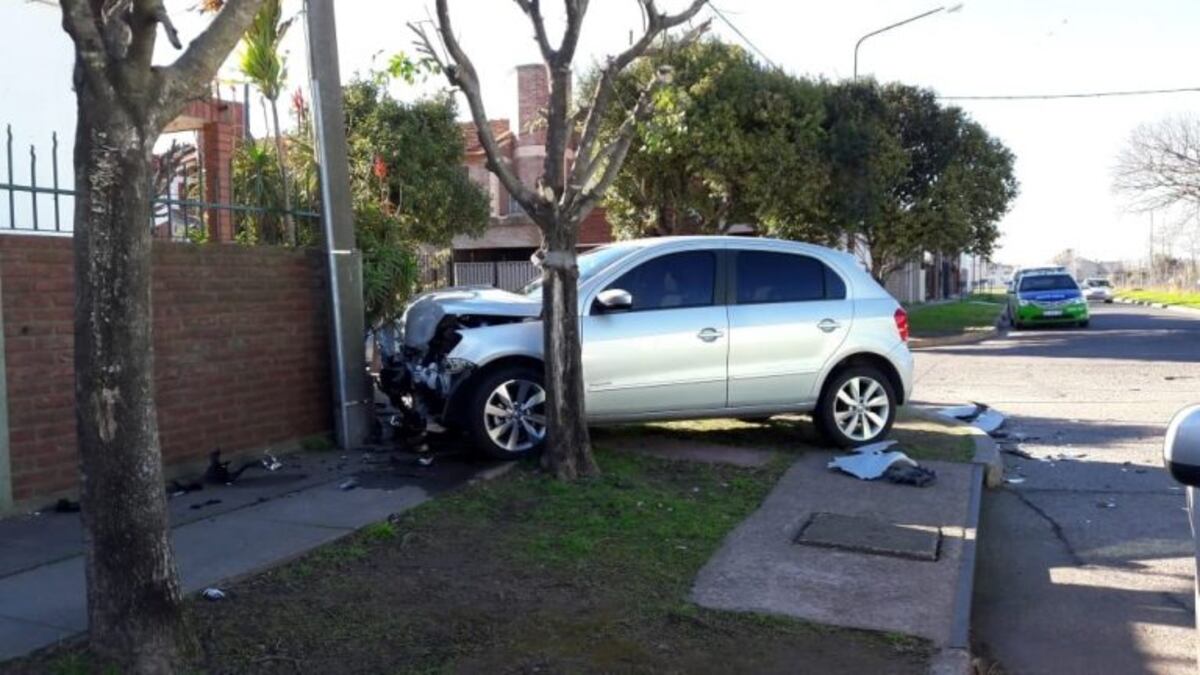 Tras el despiste, el vehículo impactó contra un poste de luz\u002E (Flash 24)