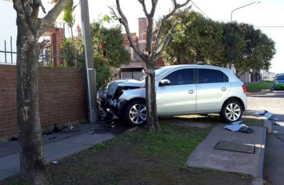 Un auto terminó impactando contra un poste de luz tras colisionar con otro