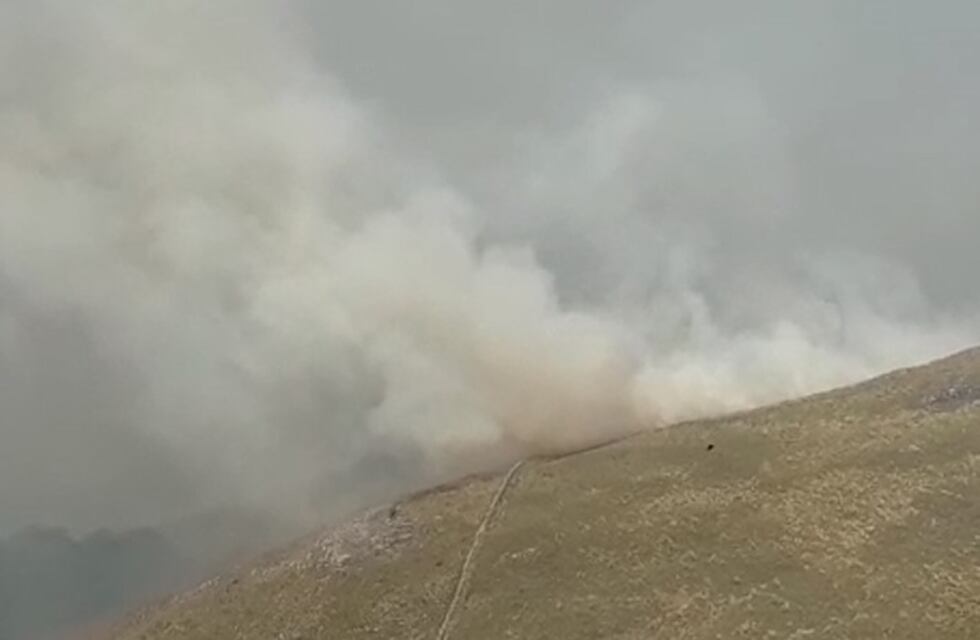 Diez cuarteles de bomberos combatían un incendio en las Sierras Chicas
