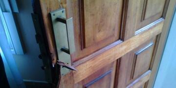 Los ladrones violentaron la puerta principal del domicilio que está ubicado en el barrio Huaico Hondo\u002E