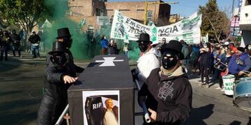 Empleados municipales cordobeses le hacen el velorio al Intendente