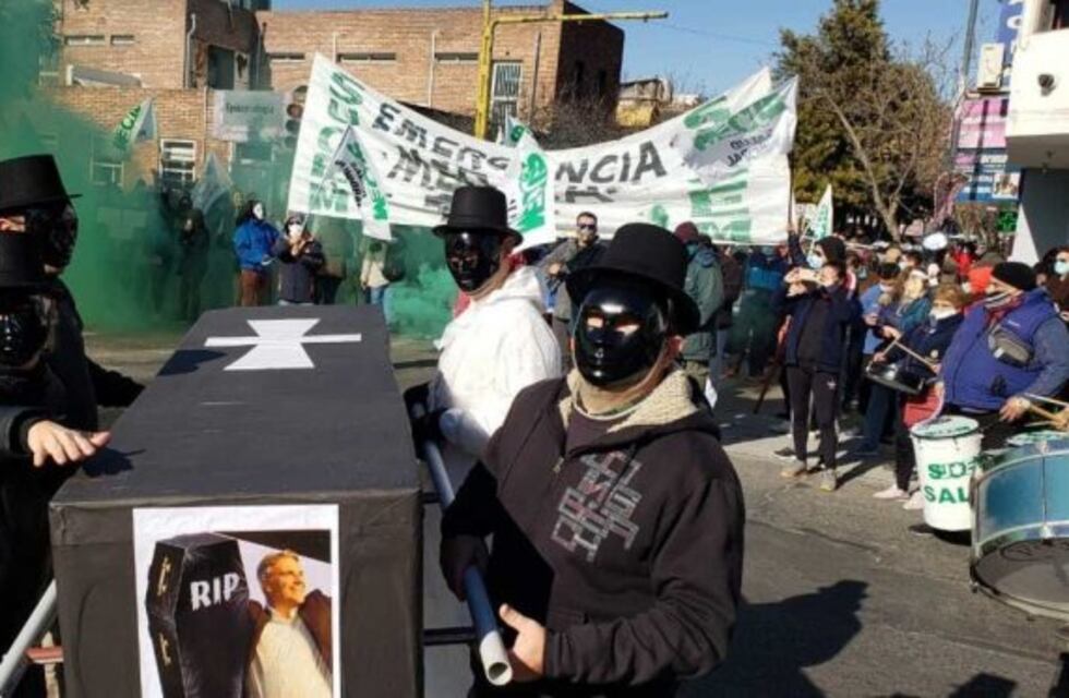 Córdoba en crisis: Suoem le hizo el "velorio" a Llaryora