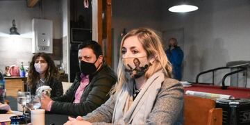 La secretaria de Habitat y Ordenamiento Territorial de la Municipalidad de Ushuaia, Lorena Henriques Sanches junto al concejal De la Vega participaron de la reunión con vecinos del Barrio La Turbera\u002E