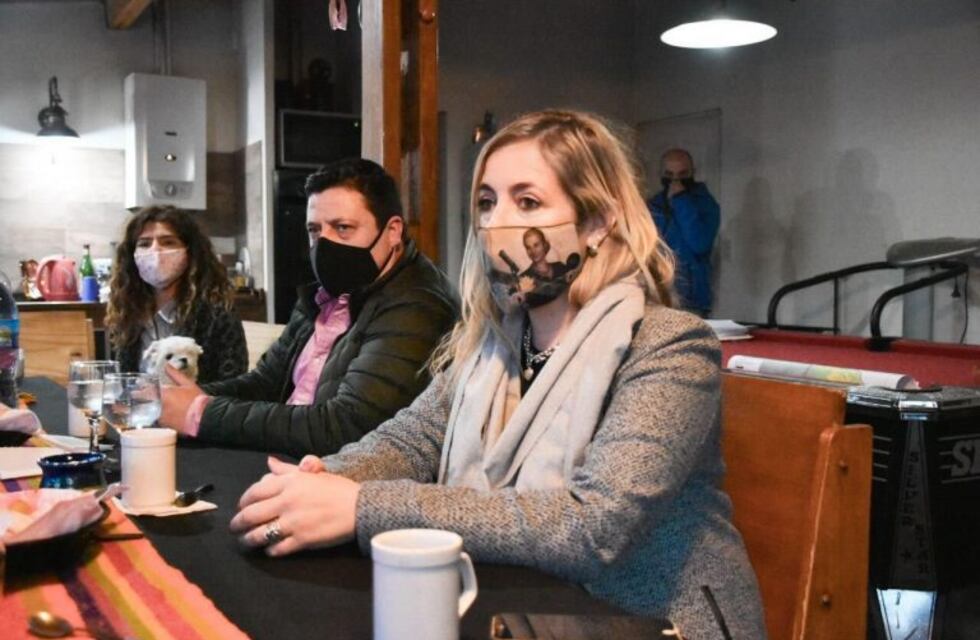 Lorena Henriques Sanches participó de una reunión con vecinos del "Barrio la Turbera"