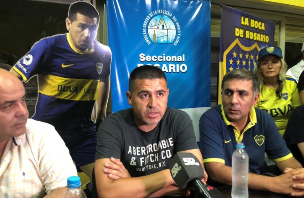 Riquelme hizo campaña en Rosario y desestimó las críticas de Angelici