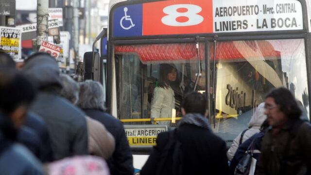 BUENOS AIRES 28/07/2016, PARO DE TRENES DE LA LINEA SARMIENTO. FOTO: DYN/ALBERTO RAGGIO.rnPor una interna gremial, el paro del Sarmiento deju00f3 sin tren a 350 mil usuariosrnViajar hacia el Oeste del GBA fue una odisea.rnrnLa medida de fuerza fue promovida por la Seccional Oeste sin el aval de la conducciu00f3n del gremio. Hubo colectivos desbordados y fastidio entre los pasajeros.  buenos aires  paro gremial ferrocarril sarmiento inconvenientes usuarios ferrocarril sarmiento colas para viajar pasajeros colas colectivos