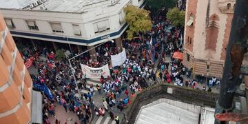 Las movilizaciones sociales están en la puerta del Anses llevando adelante su reclamo\u002E