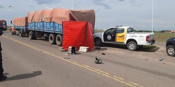 La víctima quedó tendida sobre la calzada después del impacto\u002E (Info Funes)