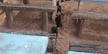 Parte del terreno del club Mitre a orillas del río se partió este viernes\u002E (Twitter)