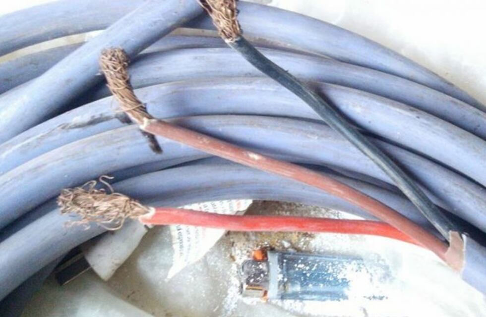 Un video muestra cómo detuvieron a cuatro personas por robar cables subterráneos