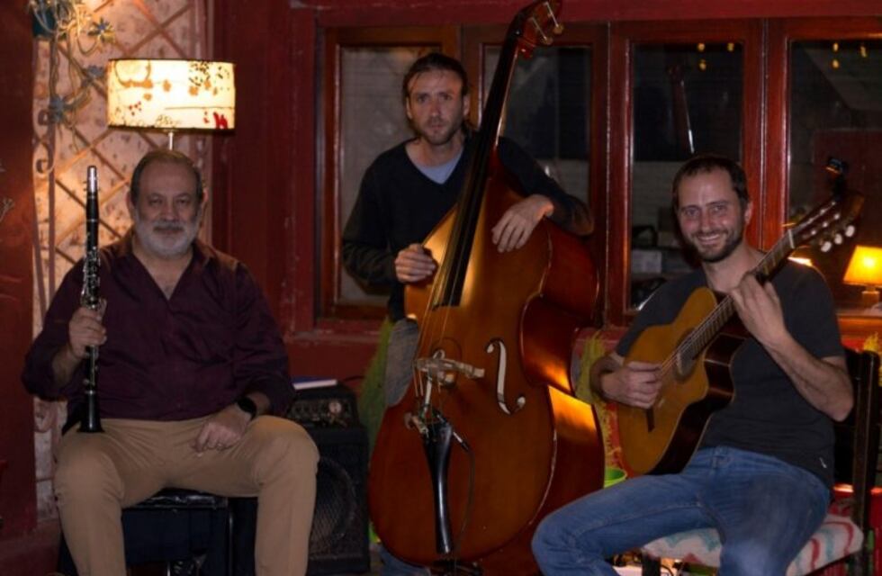 Noche de miércoles, con música, en el Mostro Bar