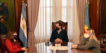 El intendente Julio Garro junto a Carolina Píparo y Estela Díaz (Municipalidad de La Plata)