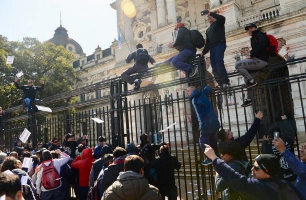Astilleros Río Santiago: heridos y destrozos en el centro de La Plata