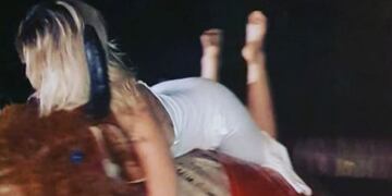 La gran técnica de Wanda Nara para no caer de un toro mecánico\u002E