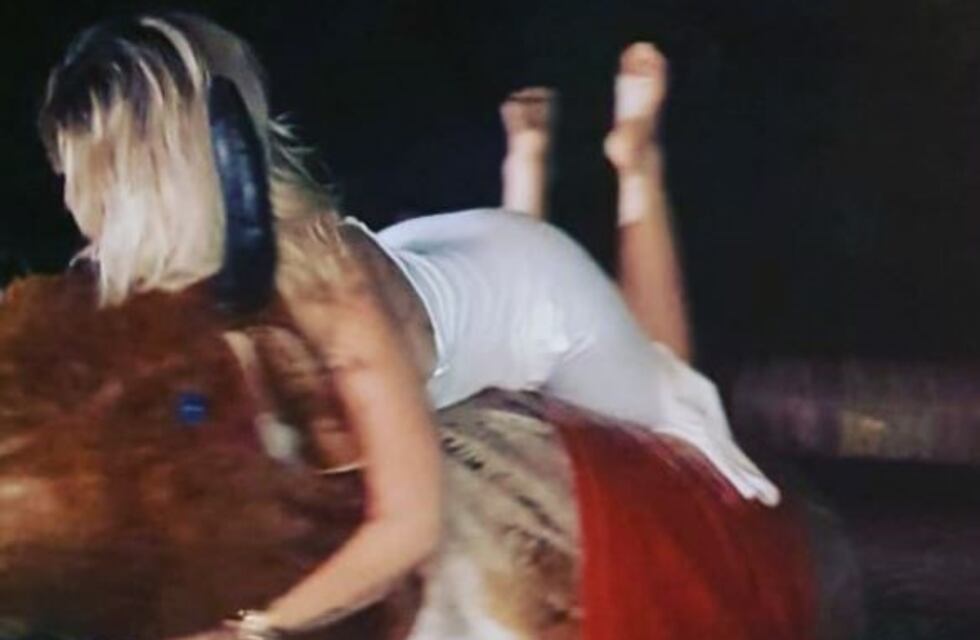 La gran técnica de Wanda Nara para no caer de un toro mecánico