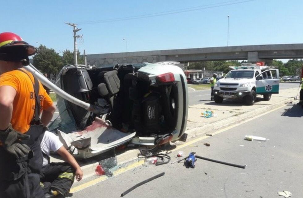 Murió al chocar contra un poste, sus hijos se salvaron por las butacas