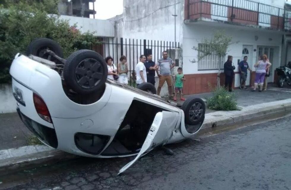 Violento choque frente a la Plaza Belgrano terminó con un auto dado vuelta