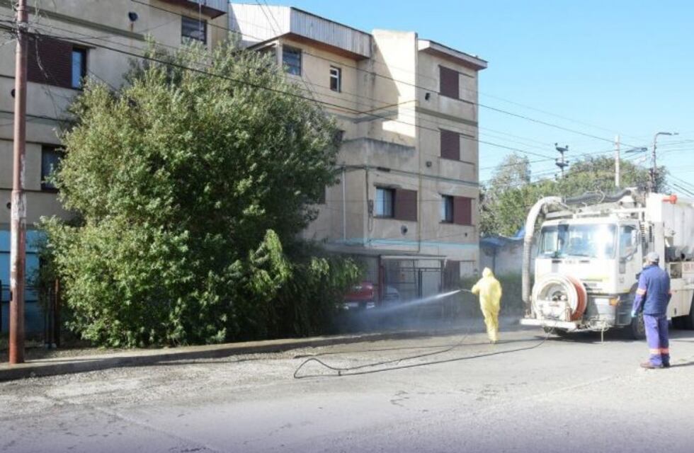 Trabajan intensamente en la desinfección de la ciudad