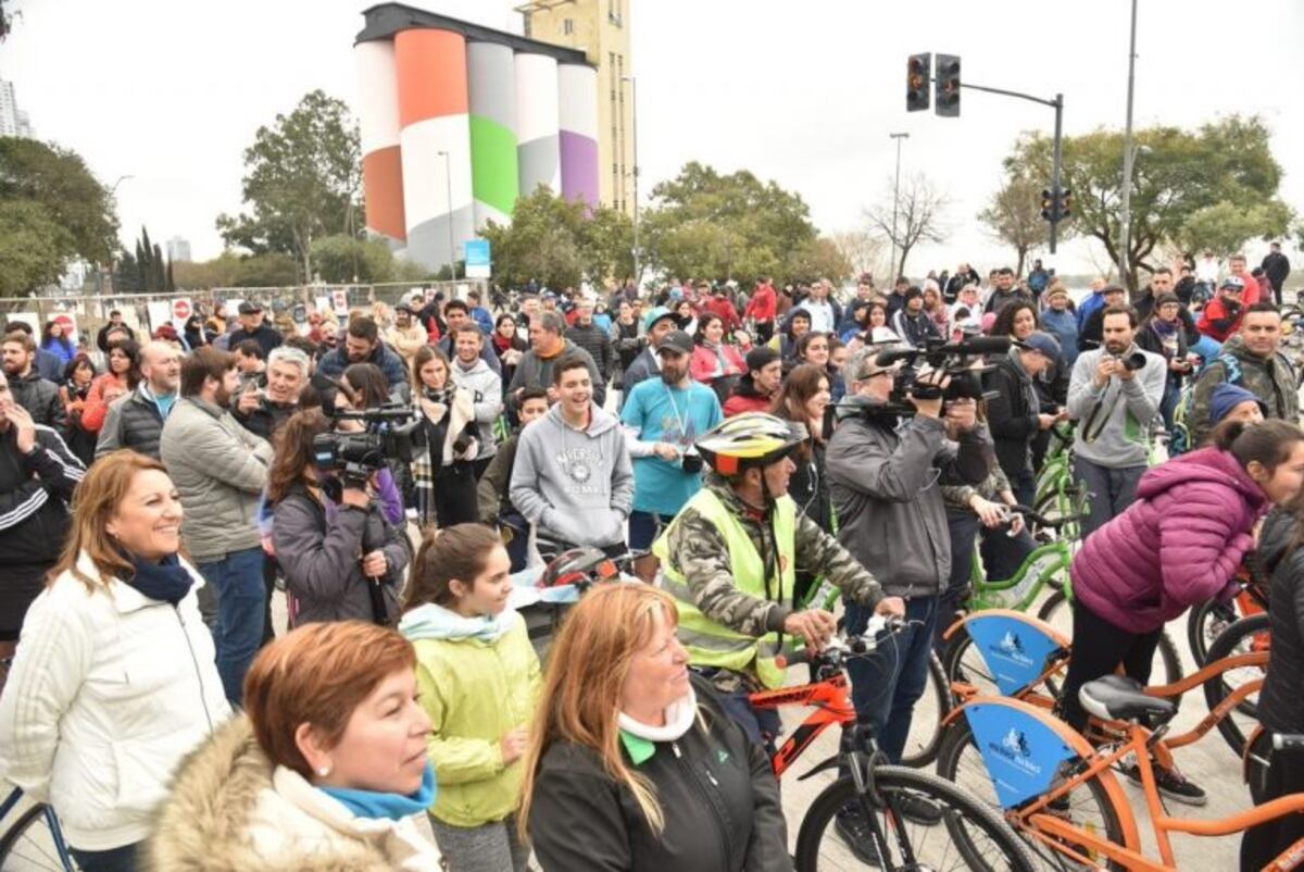 Cientos de ciclistas se sumaron a la presentación del flamante corredor\u002E (@gobsantafe)