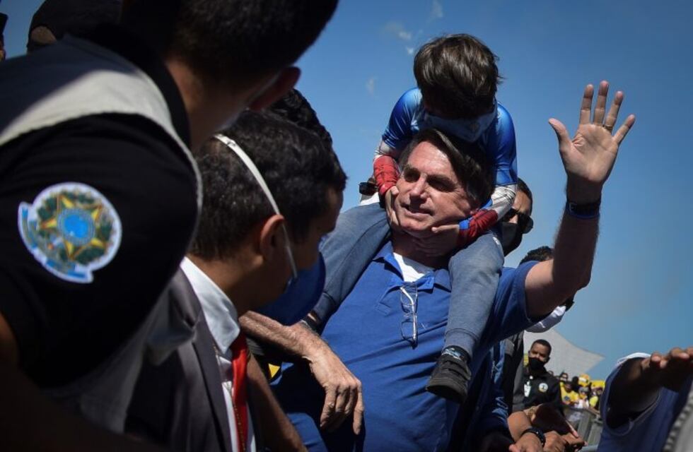 Bolsonaro arengó a sus simpatizantes y causó aglomeraciones e incidentes en plena crisis sanitaria