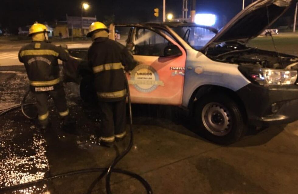 Una camioneta fumigadora se incendió en la Avenida Gendarmería Nacional y Néstor Kirchner