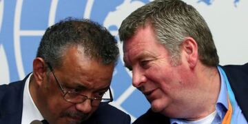 Tedros Adhanom Ghebreyesus y Michael J\u002E Ryan\u002E (REUTERS)