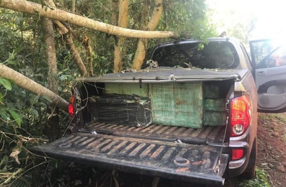 Narcos abandonan en su huida una camioneta repleta de marihuana
