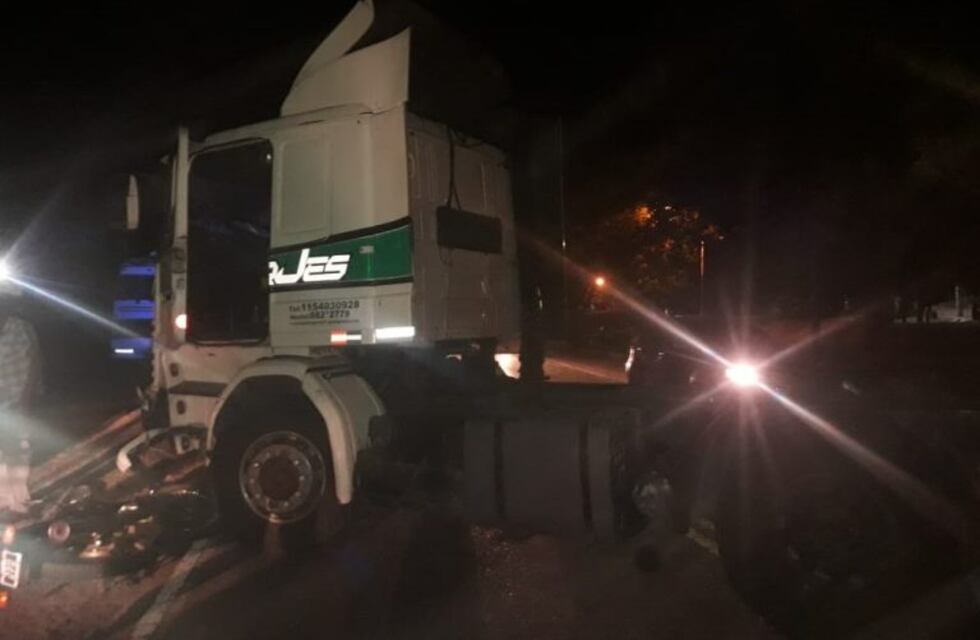 Colonia Caroya: un motociclista resultó herido tras chocar con un camión