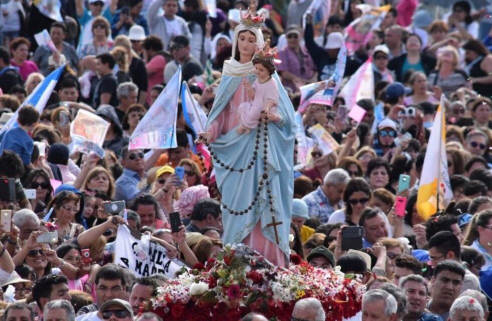 Fe sin límites: pese al paro, una multitud se congregó en San Nicolás para venerar a la Virgen