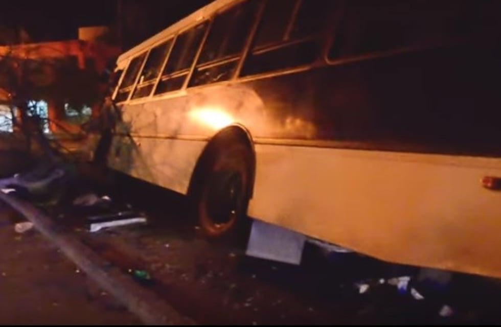 Un colectivo chocó contra el frente de una casa, un poste de luz y un árbol