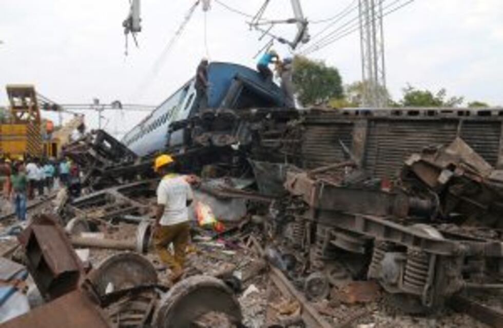 Al menos 32 muertos al descarrilar un tren en India