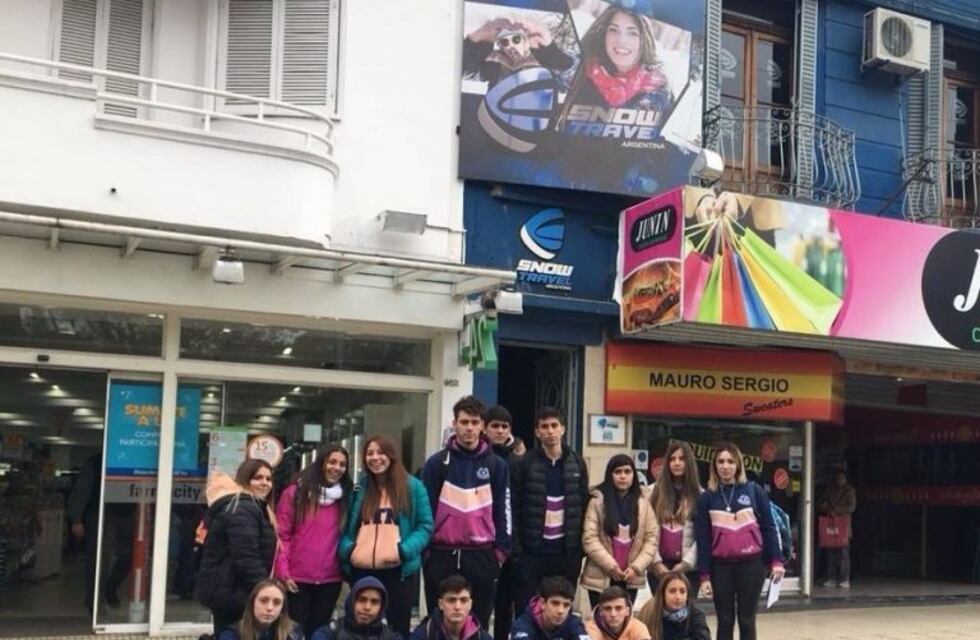 Estudiantes puntanos reclamaron en Snow Travel por su viaje de egresados