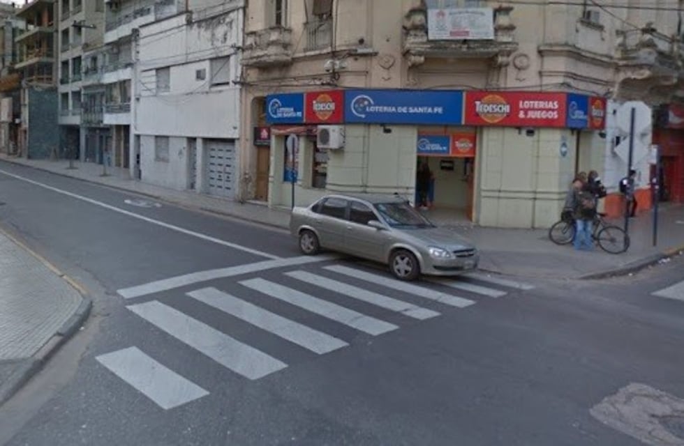 Intentando escapar de delincuentes, joven impactó su cabeza con un colectivo y está grave