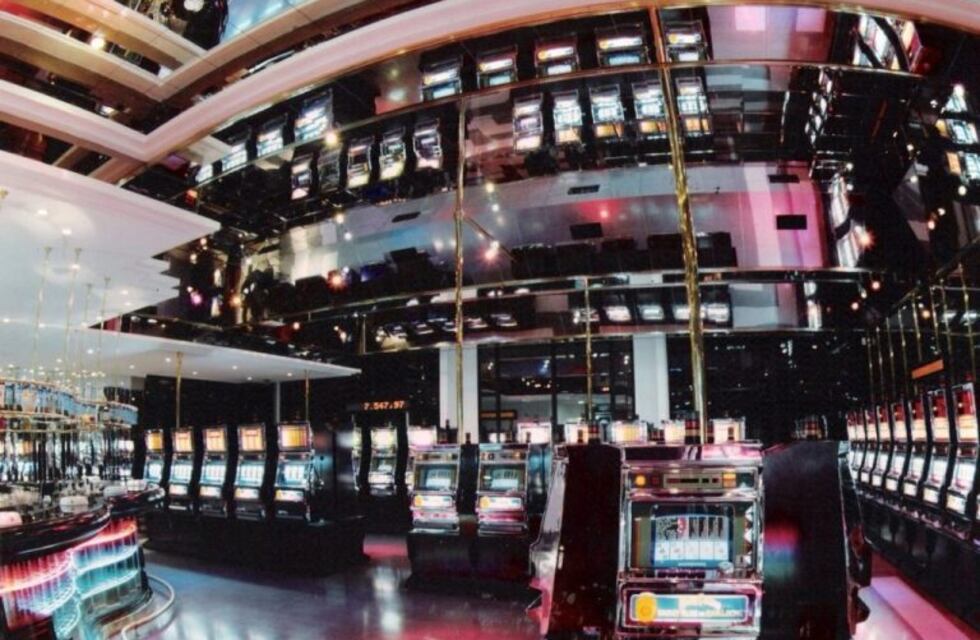 Trabajadores del casino de Bariloche se movilizaron por el pago de salarios adeudados