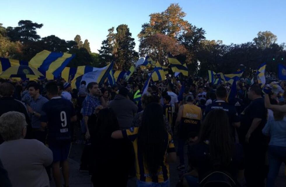 Hinchas de Central coparon el Monumento tras la victoria en el clásico