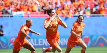 TOL26\u002E Valenciennes (France), 15/06/2019\u002E- Doiminique Bloodworth (C) of Netherlands celebrates after scoring the 2-1 during the preliminary round match between Netherlands and Cameroon at the FIFA Women's World Cup 2019 in Valenciennes, France, 15 June 2019\u002E (Mundial de Fútbol, Camerún, Francia, Países Bajos; Holanda) EFE/EPA/TOLGA BOZOGLU