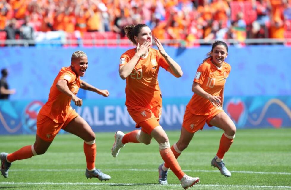 Holanda aseguró el pase a octavos del Mundial femenino tras derrotar 3-1 a Camerún