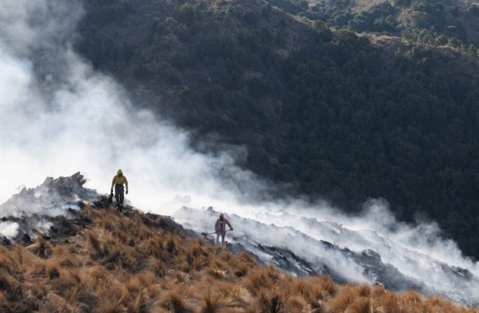 Intentan contener el incendio del cerro Ancasti